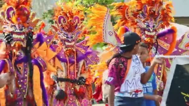 Persone in costumi demoniaci colorati camminano sulla strada della città dominicana al carnevale annuale — Video Stock
