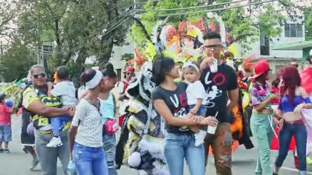 Persone in costumi demoniaci spaventosi camminano sulla strada della città dominicana al carnevale annuale — Video Stock