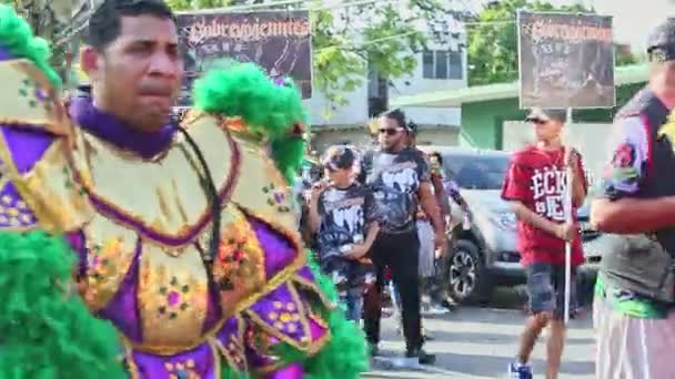 Persone in spaventosi costumi demoniaci carnevale passeggiata sulla strada della città dominicana in occasione di un evento annuale — Video Stock
