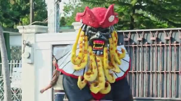 Muž v kostýmu slavné osobnosti tanec na dominikánské ulici na každoročním karnevalu — Stock video