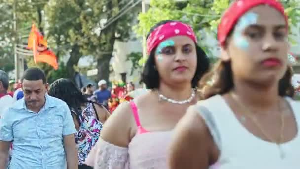 Ludzie w kolorowych strojach karnawałowych spacerują ulicą Dominikany na corocznych imprezach — Wideo stockowe