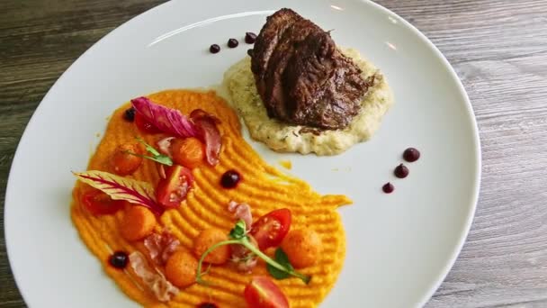 Großes Stück Gegrilltes Fleisch Auf Kartoffelpüree Und Trendig Dekoriertem Kürbispüree — Stockvideo