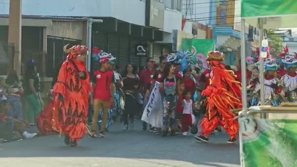 Concepcion Vega Dominikanska Republiken Februari 2019 Män Flamboyanta Karnevalsdräkter Går — Stockvideo