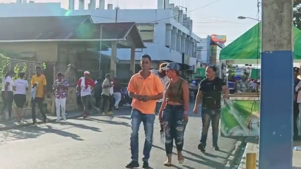 2019年2月24日 多米尼加共和国的康塞普西翁 德拉维加 2月24日在康塞普西翁 德拉维加举行的一年一度的狂欢节上 身着鲜艳衣服的市民在城市街道上漫步的全景 — 图库视频影像