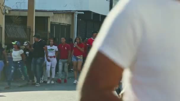 康塞普西翁 德拉维加 多米尼加共和国 2019年2月24日 2月24日在康塞普西翁 德拉维加举行的一年一度的传统狂欢节上 身着鲜艳衣服的多米尼加公民在城市街道上散步 — 图库视频影像