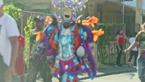考え方デ ドミニカ共和国 2019年2月24日 カーニバルの衣装を着た大人の男でズーム2月24日のドミニカ共和国の祭りで悪魔のマスクに置く概念デ — ストック動画