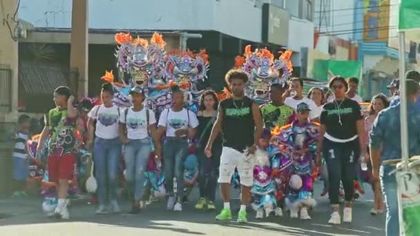 康塞普西翁德拉维加 多米尼加共和国 2019年2月24日 2月24日在康塞普西翁德拉维加 身着华丽嘉年华服装的人在城市街道上游行 — 图库视频影像