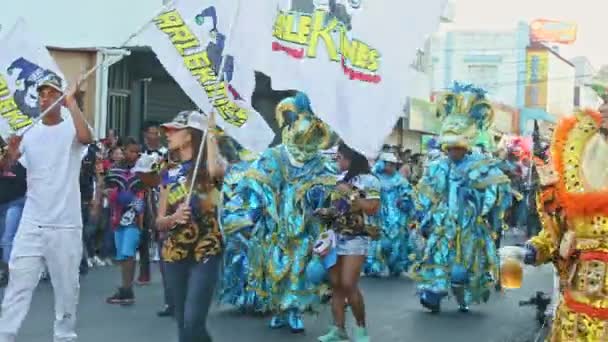コンセプト ドミニカ共和国 2019年2月24日 カーニバルの衣装を着た人々が2月24日にドミニカ共和国のフェスティバルで街を行進するコンセプト — ストック動画