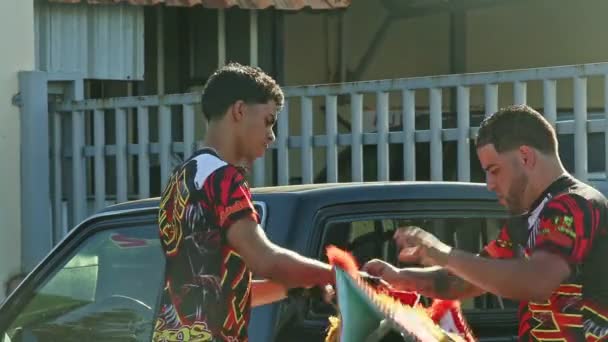 Concepcion Vega Dominikana Lutego 2019 Silny Mężczyzna Pomaga Wysokiemu Chłopcu — Wideo stockowe