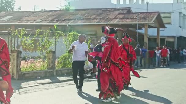Concepcion Vega Dominikana Lutego 2019 Panorama Mężczyzn Jaskrawych Kostiumach Czerwonego — Wideo stockowe
