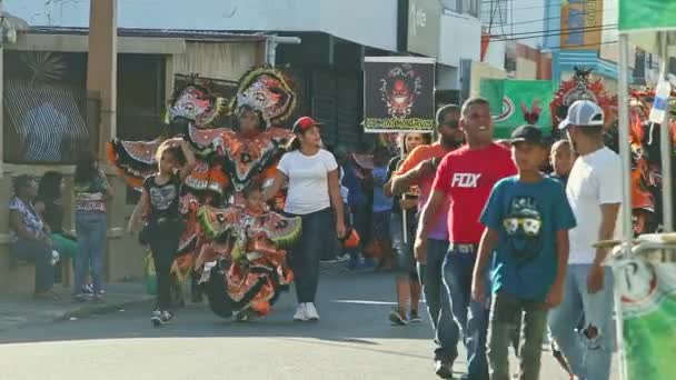 ドミニカ共和国のコンセプト 2019年2月24日 多様なカーニバルの衣装を着たドミニカ市民が毎年2月24日にコンセプト ベガで開催されるパレードで街を通ります — ストック動画