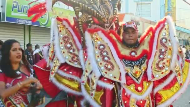 Concepcion Vega Dominikana Lutego 2019 Ludzie Czerwonych Kostiumach Przechodzą Ulicą — Wideo stockowe