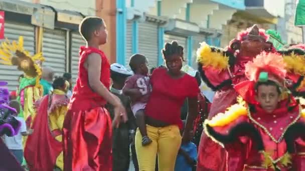 ドミニカ共和国ラ Concept Vega 2019年2月24日 2月24日にドミニカ共和国のコンセプション ベガで開催される毎年恒例のパレードで 赤い輝く衣装を着た人々が街を通ります — ストック動画