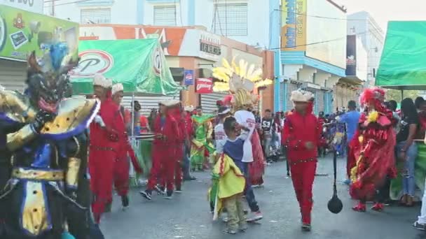 コンセプト ドミニカ共和国 2月24 2019 コンセプト ベガで2月24日にドミニカ共和国の祭りで街のストリートでカラフルな明るい衣装のダンスでクローズアップ男 — ストック動画
