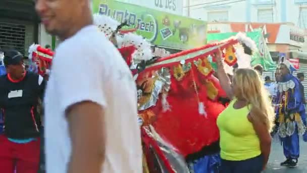ドミニカ共和国のコンセプト 2019年2月24日 オリジナルのカーニバルの衣装を着たドミニカの市民は 2月24日にコンセプト ベガで毎年恒例のパレードで街の通りを通過します — ストック動画