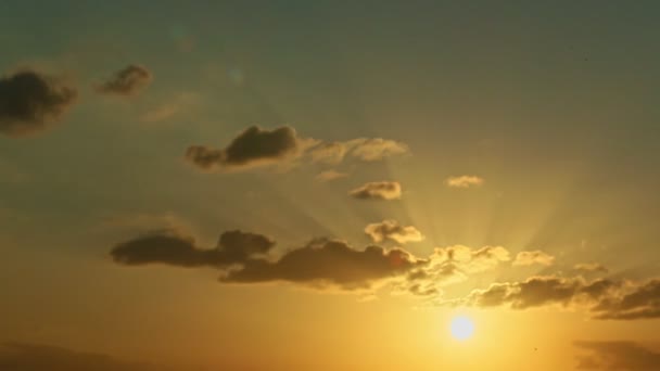 近距离的乌云带着金色的光芒缓缓地在蓝色夕阳的天空中飘扬 — 图库视频影像