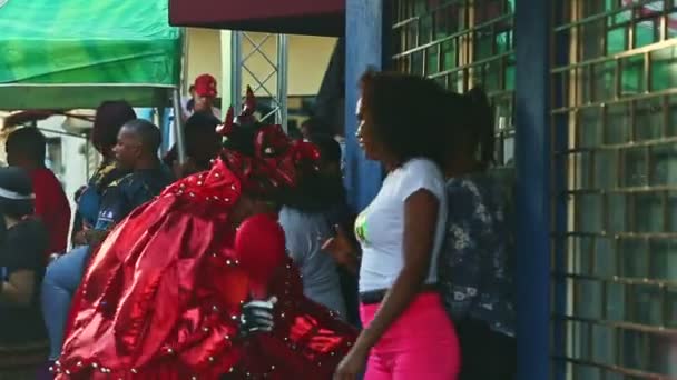 ドミニカ共和国のラ Vega のコンセプト 2019年2月24日 赤い悪魔の衣装を着た男性のパノラマが2月24日のドミニカ共和国のカーニバルで街を歩くコンセプト — ストック動画