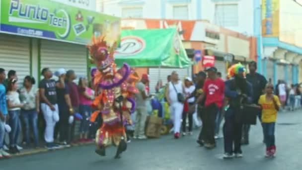 考え方デ ドミニカ共和国 2019年2月24日 明るい怖い鬼の衣装を着た若い男が2月24日にドミニカ共和国のカーニバルで街を走る概念デ — ストック動画