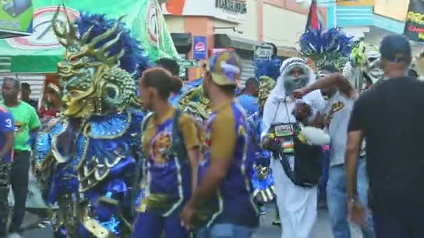 ドミニカ共和国のコンセプト 2019年2月24日 2月24日のコンセプト ベガの街を歩く様々なカーニバルの衣装でドミニカ共和国の市民でズーム — ストック動画