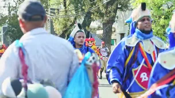ドミニカ共和国のコンセプト 2019年2月18日 異なる衣装を着たドミニカ人からズームアウトし 2月18日にコンセプト ベガでパレードで街を走ります — ストック動画
