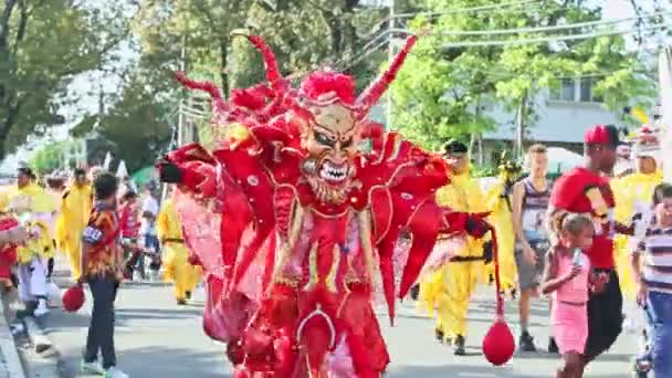 2019年2月18日 多米尼加共和国德拉维加 2月18日在德拉维加岛举行的多米尼加年度狂欢节上 身着可怕红色魔鬼服装的人们摆出姿势拍照 — 图库视频影像