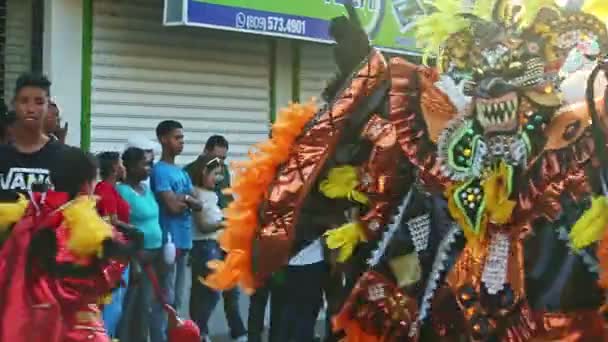 考え方デ ドミニカ共和国 2月24 2019 概念デ ベガで2月24日にドミニカ共和国の毎年恒例のカーニバルで 街の路上で仮面舞踏会の衣装ダンスで人間 — ストック動画