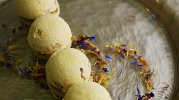 Makro pohled na jemně zdobené čtyři kulaté houbové sušenky rotující na desce — Stock video