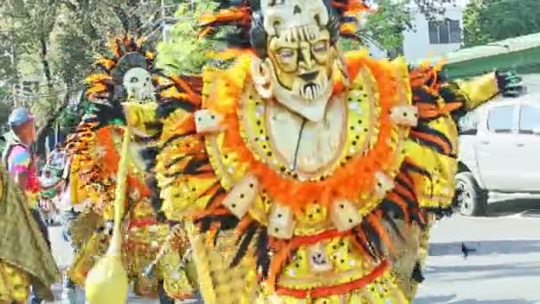 Young man in bright masquerade costume dance on city street at dominican carnival — Stock Video