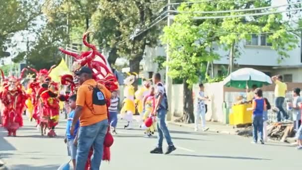 Människor i original maskerad kostymer gå på stadens gata på dominikanska karneval — Stockvideo
