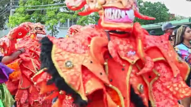 Uomini primo piano in costumi in maschera variante passeggiata sulla strada della città al festival dominicano — Video Stock