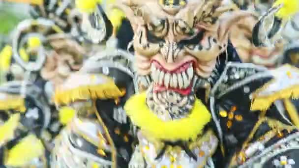 Zoom ki az ember fényes démon jelmez táncok dominikai éves karnevál — Stock videók