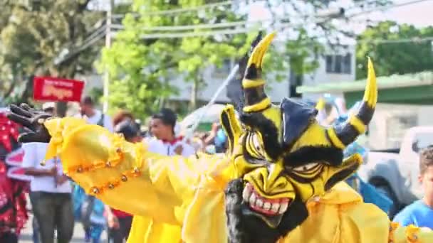 Πρόσωπο στο τρομακτικό κίτρινο κοστούμι δαίμονας θέτει για την κάμερα στο ντόμινο ετήσιο καρναβάλι — Αρχείο Βίντεο