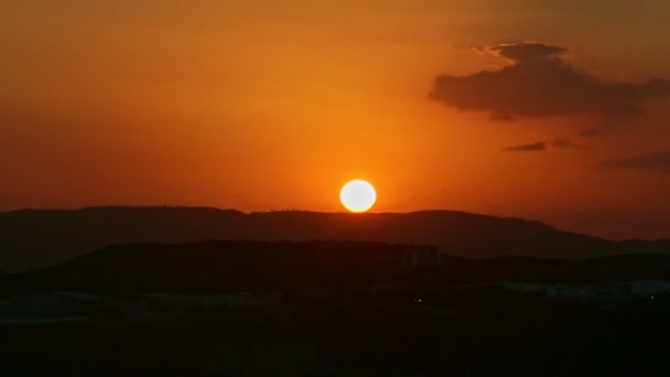 Il panorama su sole giallo si siede sopra sagoma nera di montagne basse — Video Stock