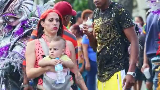 Ciudadanos en diversos disfraces de carnaval caminan por la calle dominicana en el desfile anual — Vídeos de Stock