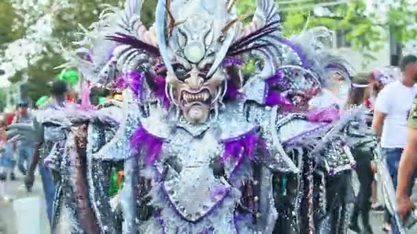 Man in griezelige duivel kostuum poses voor camera op straat stad op dominicaanse carnaval — Stockvideo