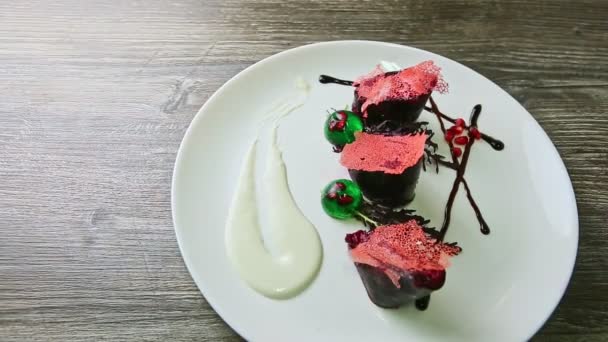 Panorama vers le bas au délicieux dessert restaurant finement décoré — Video