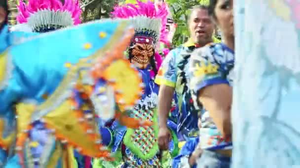 Gente en trajes coloridos del carnaval camina en la calle de la ciudad en el festival dominicano — Vídeos de Stock
