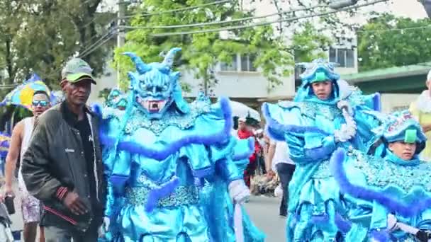 Hombre en traje de diablo azul posa para la foto en la calle de la ciudad en el carnaval dominicano — Vídeos de Stock