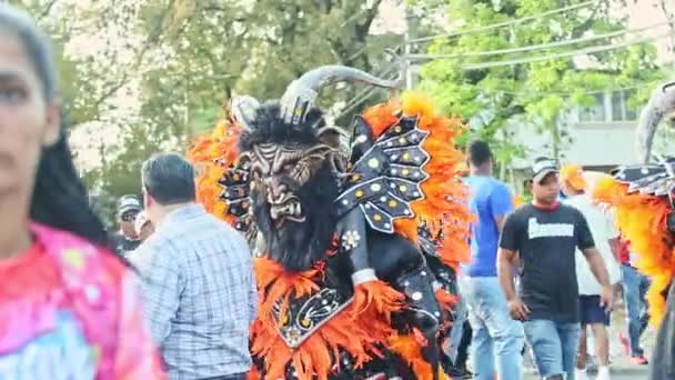 Cittadino dominicano scattare foto con l'uomo in costume demone vivido al carnevale annuale — Video Stock