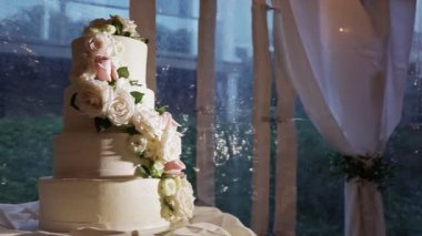 Panorama, büyük güllerle süslenmiş dört katlı düğün pastasında kaldı.