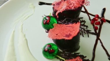 Özel dekore edilmiş lezzetli restoran tatlısında yakın çekim manzarası.
