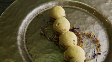 Yavaşça dört lezzetli küresel sünger bisküvisi tabakta dönüyor.