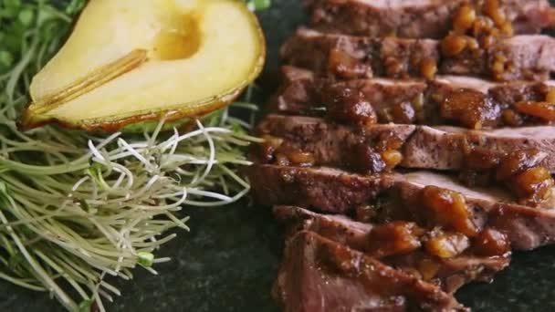 Top view closeup modernül berendezett étel pörkölt hússzeletek forog a tányéron — Stock videók