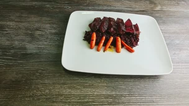 Вид сверху на вкусное мясо на гриле с рисом, морковью и соусом — стоковое видео