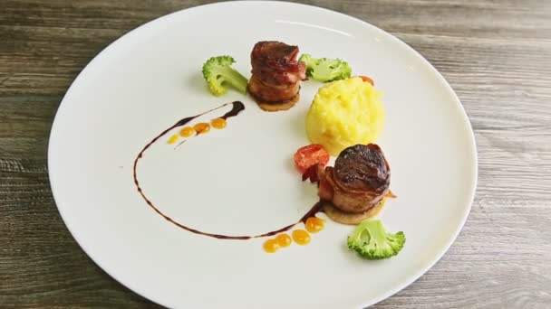 Zoom avant sur les morceaux de viande frits au bacon avec purée de pommes de terre et brocoli — Video