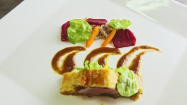 Mangır içinde pişmiş etle yakın moda restoran tabağı.