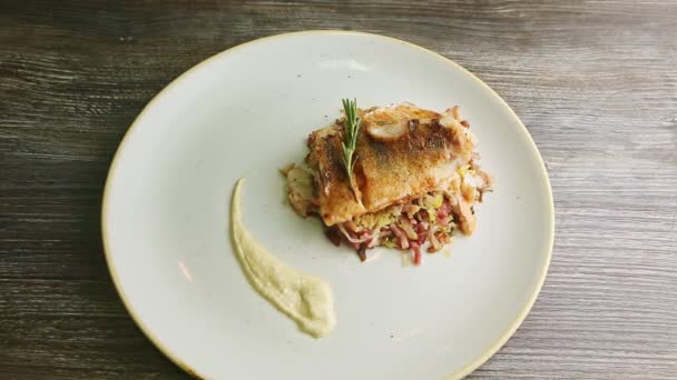 Увеличьте изображение кусочков выпечки, подаваемых на мясном салате на белой тарелке — стоковое видео