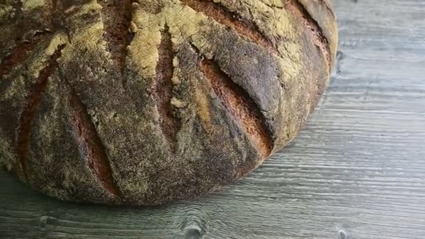 Panorama up of big whole rye bread with interesting surface — 비디오