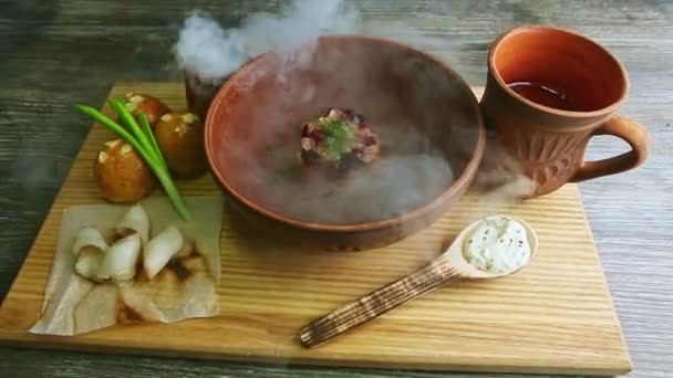 Bandeja de madera con exquisito borscht ucraniano decorado y donas — Vídeos de Stock