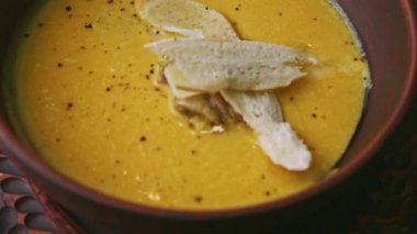 Mantarlı ve kurutulmuş ekmekli sarı kremalı çorbanın üstüne manzaralı bir manzara.